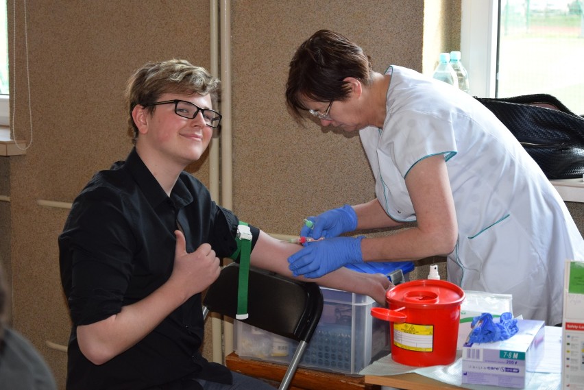 Uczniowie II LO w Wieluniu oddali krew w ramach akcji "Młoda krew ratuje życie"[FOTO]