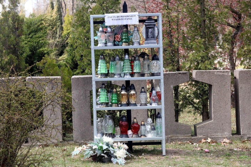Na legnickim cmentarzu są dwa regały ze zniczami do ponownego wykorzystania