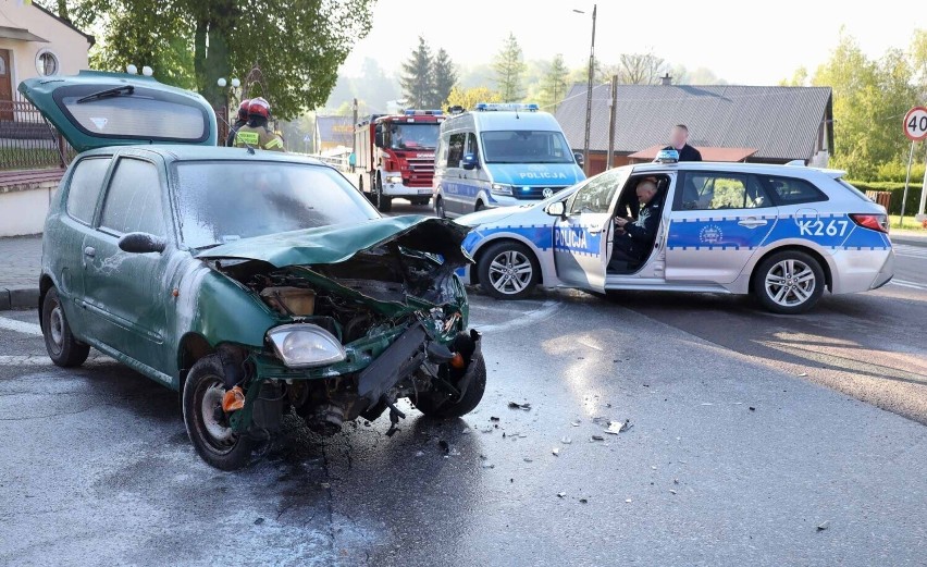 Wypadek w Krzywczy koło Przemyśla. Po zderzeniu dwóch fiatów doszło do pożaru [ZDJĘCIA, WIDEO]
