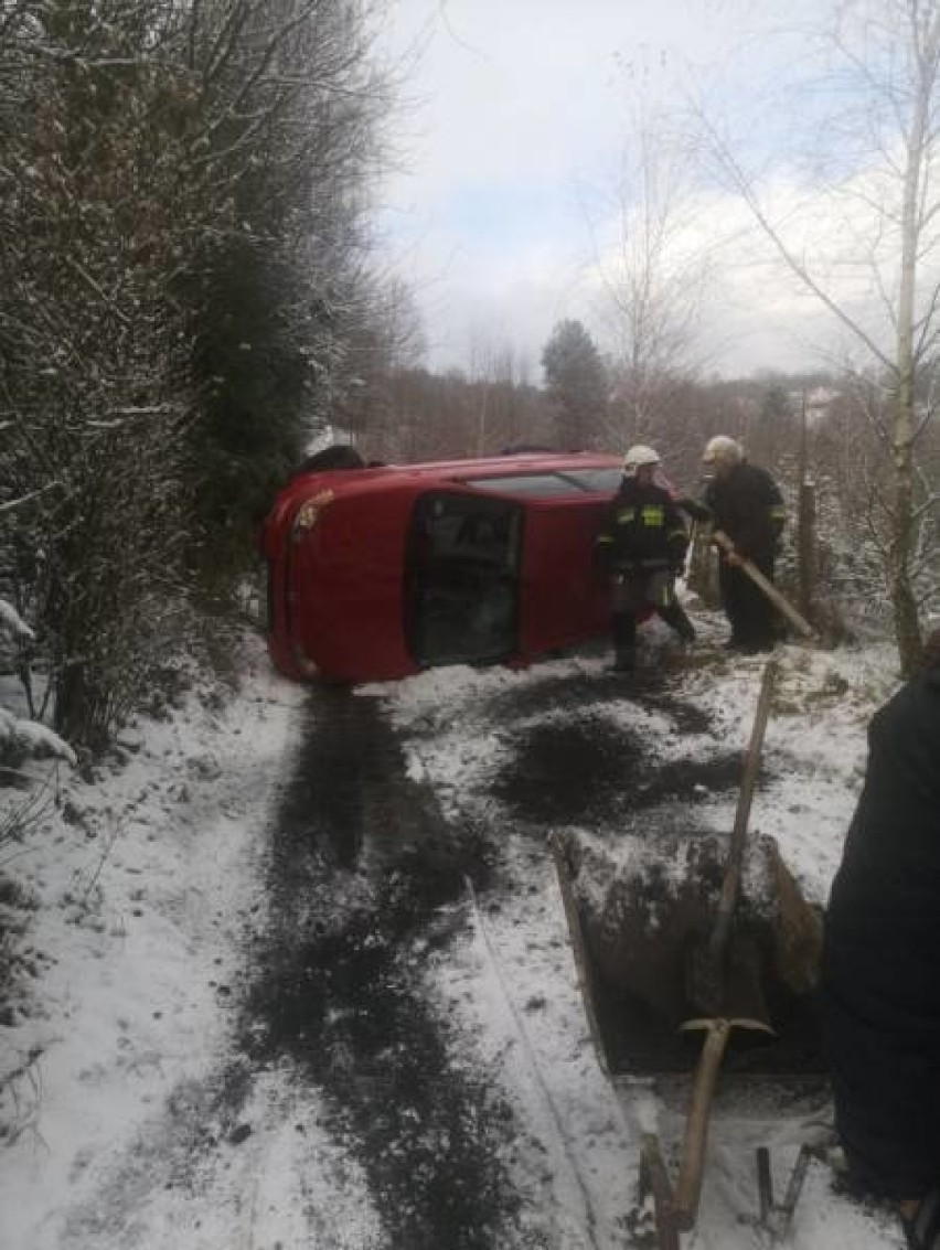 Wypadek w Piwnicznej-Zdroju. Samochód dachował na oblodzonej drodze [ZDJĘCIA]