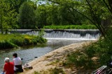 Legnicka Niagara kojącą oazą w mieście. Jest tu niewielka plaża, przeźroczysta woda, słychać szum wody. Zobaczcie zdjęcia!