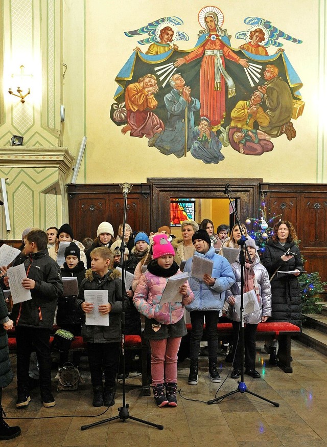 Z Koncertem kolęd w Bazylice Mniejszej w Zduńskiej Woli wystąpił zespół złożony z dzieci i dorosłych ze zduńskowolskich parafii. To był przedostatni koncert z cyklu międzyparafialnego kolędowania