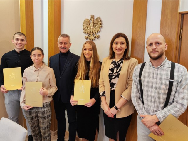 Nagrodzeni sportowcy z burmistrzem Tucholi i jego zastępczynią
