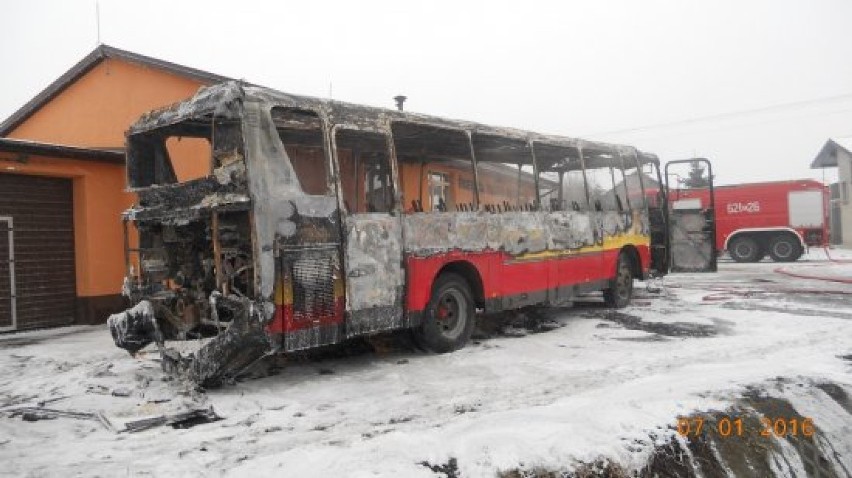 Przy remizie OSP w Gąsinie spalił się autobus