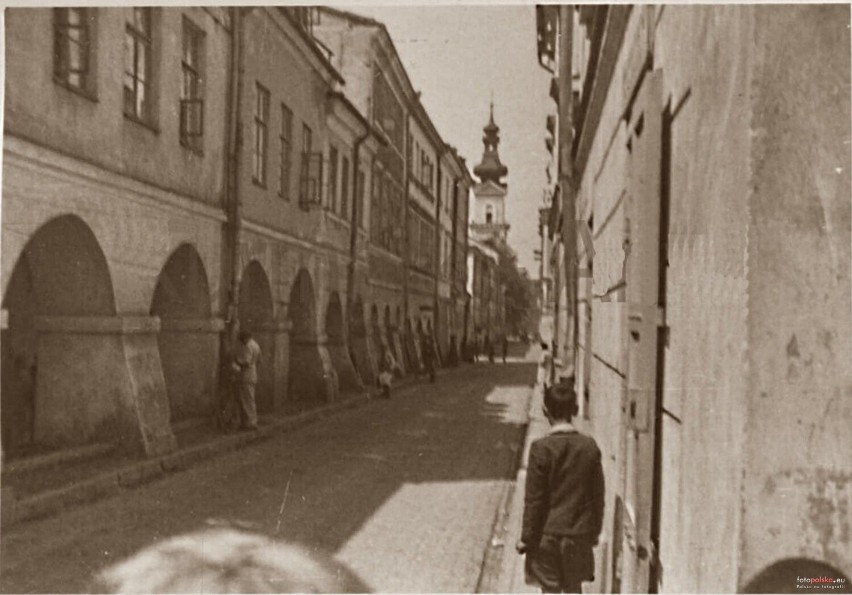 Południowa arteria Rynku Wielkiego w Zamościu. Historia w obiektywie ulicy Stanisława Staszica. Archiwalne zdjęcia z pierwszej połowy XX w.