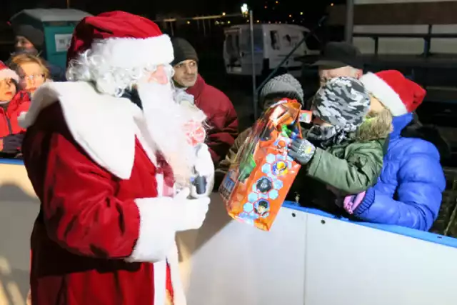 Mikołajki w Chorzowie: św. Mikołaj rozda dzieciom prezenty m.in. na lodowisku przy ul. Katowickiej (niedaleko centrum handlowego AKS)