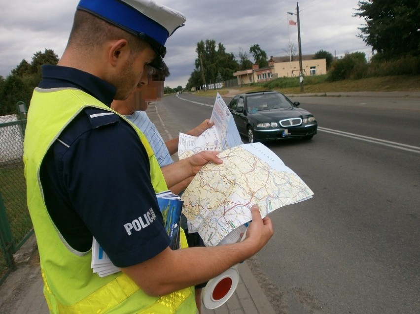 Stargardzka policja rozdaje kierowcom mapki z najlepszymi trasami na letnie wyjazdy