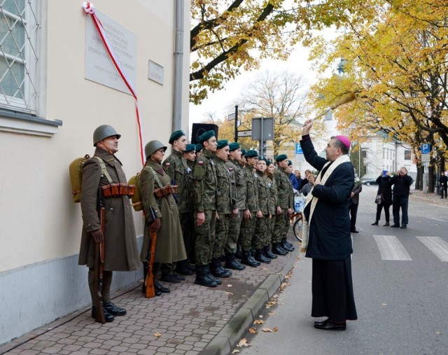 Ks. Wojciech Osial, biskup pomocniczy diecezji łowickiej poświęcił pamiątkową tablicę na gmachu muzeum