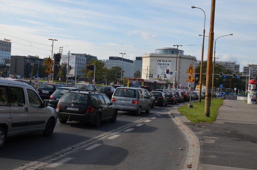 Korki na Legnickiej. Malują nowe pasy dla pieszych (ZDJĘCIA)