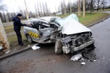 Wypadek na Basenie Górniczym: Taksówka wjechała w słup trakcyjny [zdjęcia, film]