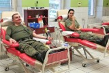 Są wierni przysiędze na różne sposoby. W 2021 roku opolscy żołnierze oddali ponad 250 litrów krwi. Dzielą się również szpikiem kostnym