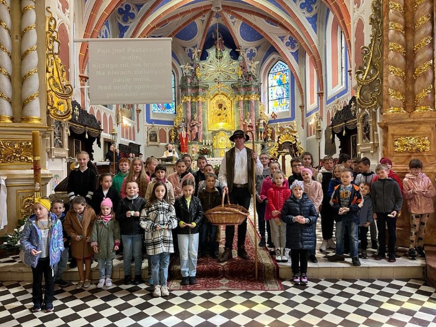 Niedziela Dobrego Pasterza w Parafii Uniejów. Były owieczki i łakocie dla dzieci. ZDJĘCIA