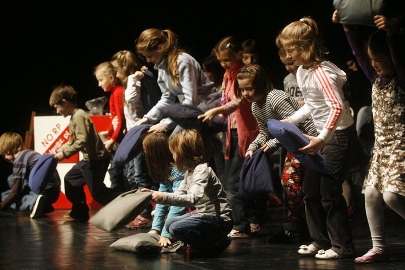 Legnica: Młodzi na scenie w teatrze (ZDJĘCIA)