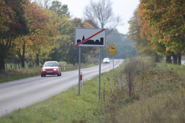 Obecnie dopuszczalna prędkość pojazdów na obszarze zabudowanym wynosi 60 km/h w godzinach 23:00-5:00 oraz 50 km/h w pozostałych godzinach.

Po zmianach, dopuszczalna prędkość pojazdów na obszarze zabudowanym będzie wynosić 50 km/h – bez względu na porę doby.