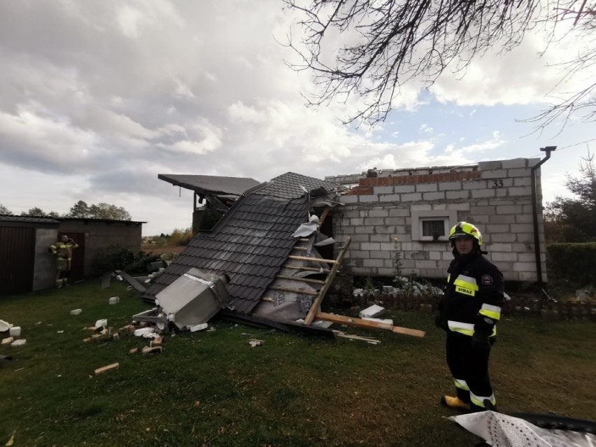 Silny wiatr łamie drzewa na Kujawach i Pomorzu. Od rana strażacy mieli już 600 interwencji [zdjęcia]