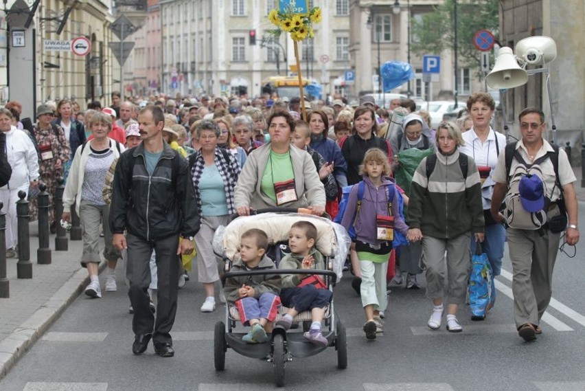 Zaczęły się pielgrzymki: sprawdź utrudnienia w Warszawie (FOTO)