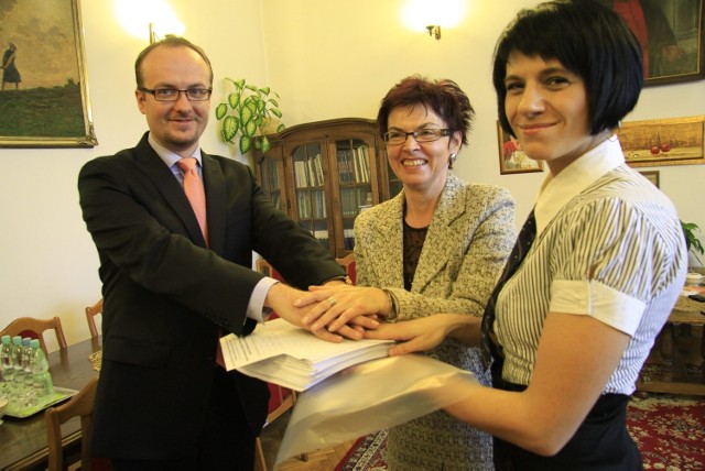 Listy z podpisami poparcia inwestycji trafiły w czwartek na biurko Piotra Kowalczyka