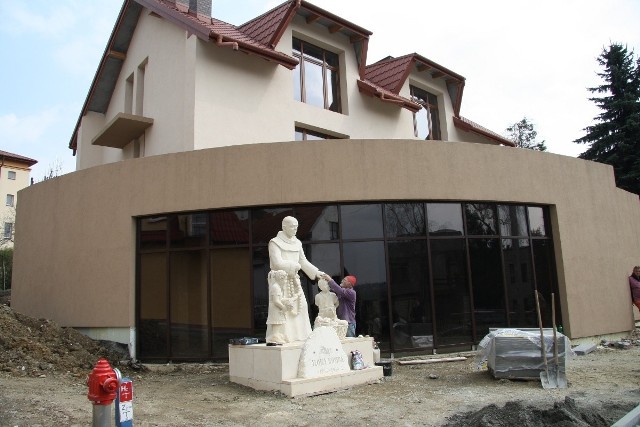 Wieliczka. Artysta miejscowy Stanisław Anioł wyrzeźbił pomnik Brata Alojzego Kosiby (którego proces beatyfikacyjny rozpoczął abp Karol Wojtyła)