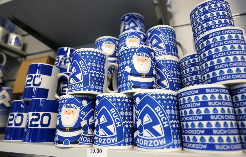 W sklepie Ruchu Chorzów jest mnóstwo produktów z logo klubu.