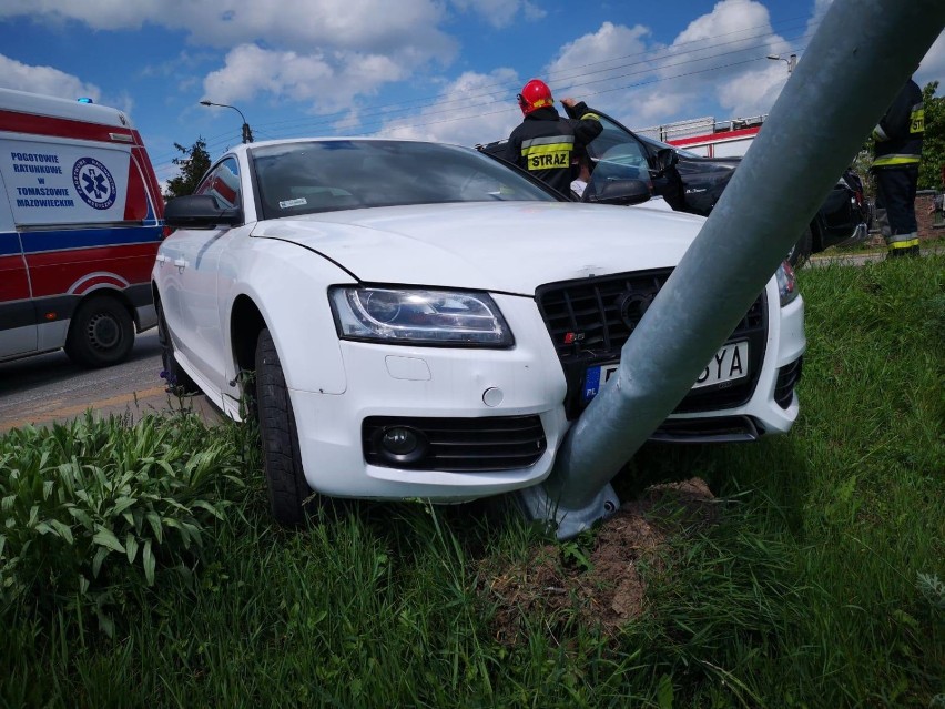 Pijany kierowca dachował w Spale, w Zaborowie II na zakręcie zderzyły się trzy samochody [ZDJĘCIA]