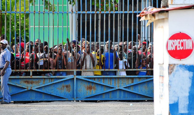 Haitańczycy oczekujący na pomoc humanitarną w porcie stolicy Haiti - Port-au-Prince.