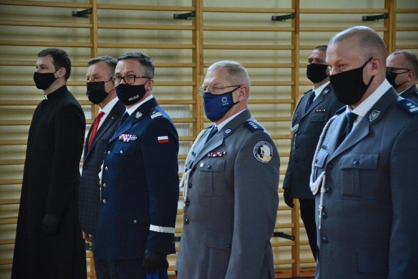 Nowi policjanci rozpoczynają służbę w komendzie powiatowej w Tomaszowie [ZDJĘCIA]
