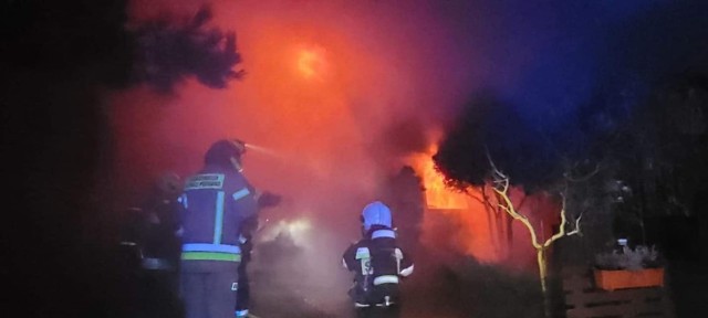 Akcja gaśnicza trwała kilka godzin. Niestety, dom przy ul. Sosnowej w Nowej Wsi Wielskiej spłonął doszczętnie.