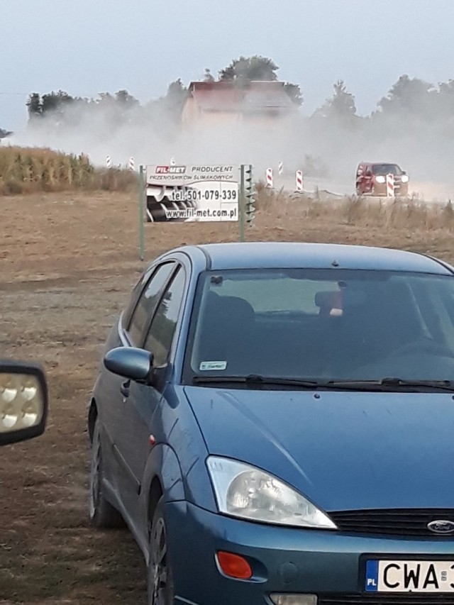 Józefkowo w powiecie wąbrzeskim - tak wygląda przejazd drogą wojewódzką nr 548: kurz,przez który wpada się w dziury i od którego aż rośliny w odległości kilku metrów są białe - wskazuje nasz Czytelnik