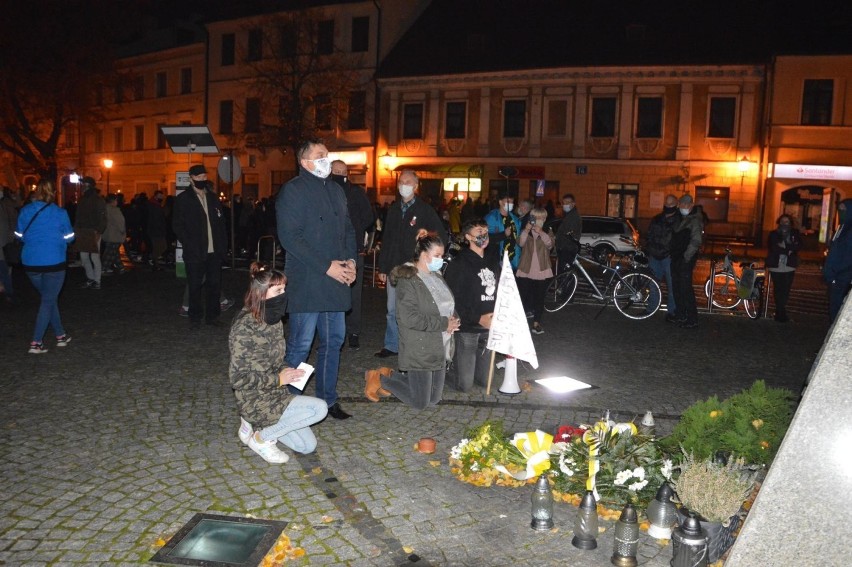 Demonstranci złożyli kwiaty pod pomnikiem Jana Pawła II w...
