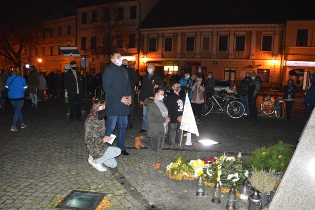 Demonstranci złożyli kwiaty pod pomnikiem Jana Pawła II w Łowiczu [ZDJĘCIA]