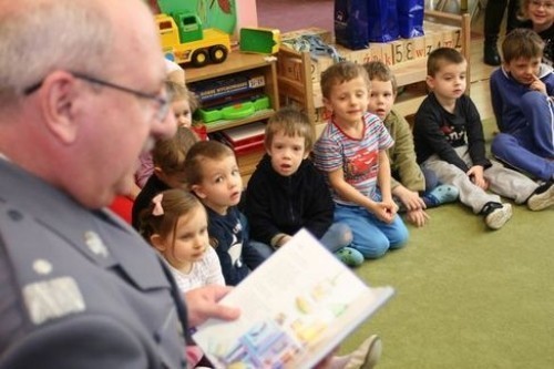 Lublin: Komendant policji czytał dzieciom