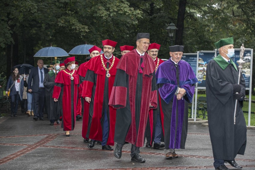 Orszak profesorów przeszedł Plantami z Collegium Maius do...