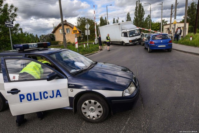 Pociąg uderzył w ciężarówkę na strzeżonym przejeździe na trasie Toruń-Bydgoszcz [ZDJĘCIA]