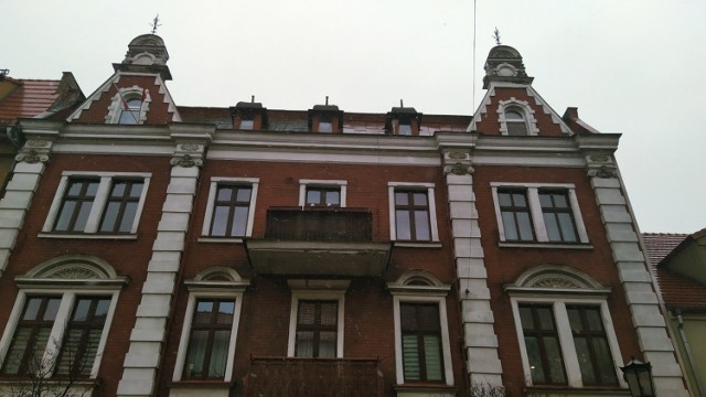 Kamienica Farna 1 widok współczesny - na pierwszym piętrze byłe mieszkanie sędziego Antoniego Karpińskiego