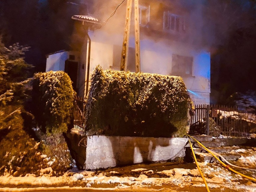 Pożar w Maruszynie. Z budynku strażacy wynieśli 57-latkę....