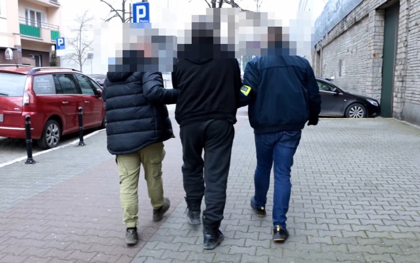 Policjanci z poznańskiego Archiwum X doprowadzili do...