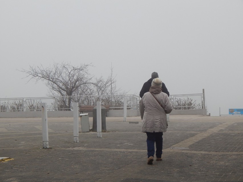 Silne mgły i stopniowa poprawa pogody w Ustce i regionie
