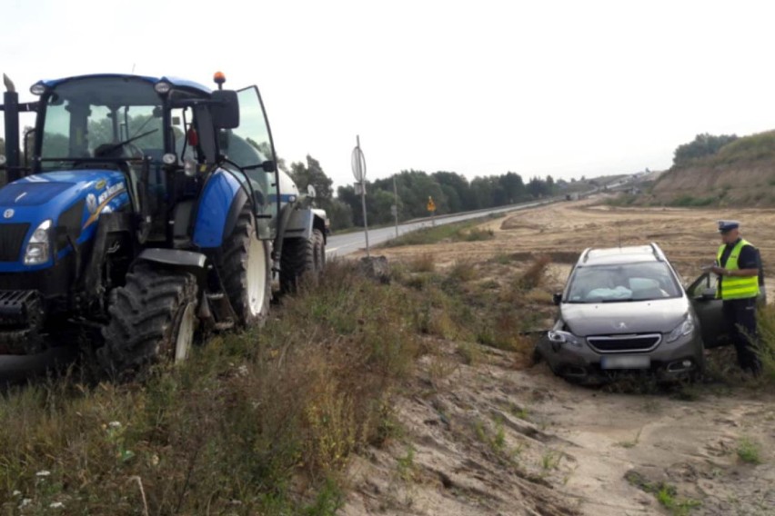 Peugeot zderzył się w Morsku z ciągnikiem