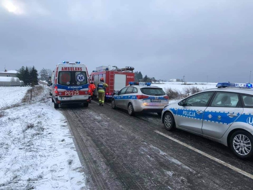 Zderzenie busa z autem osobowym. Cztery osoby są poszkodowane