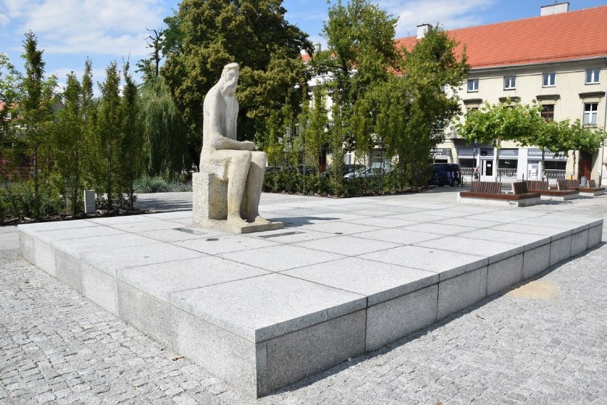 Pomnik Adama Asnyka w Kaliszu. Rzeźbę wieszcza odsłonięto 62...