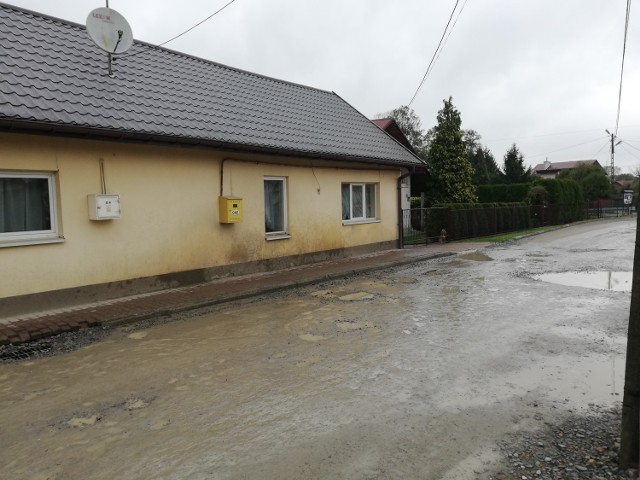 Zniszczone samochody, ogrodzenia, elewacje budynków i problem z bezpiecznym dotarciem do szkoły.  To rzeczywistość w Nawsiu.