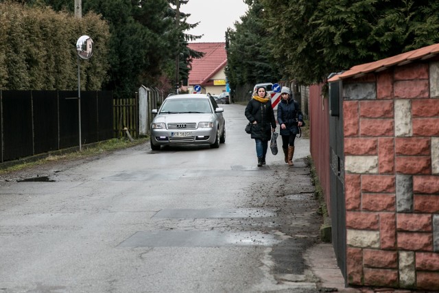 Mieszkańcy na ul. Tuchowskiej chodzą po jezdni, bo nie ma ona chodnika. Dla poprawy bezpieczeństwa  wprowadzono tam ruch  jednokierunkowy pojazdów, ale jak widać niektórzy kierowcy jeżdżą pod prąd