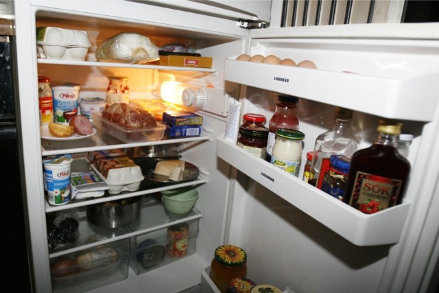 Od tego, jak przechowujemy żywność, jak ją poukładamy w lodówce, zamrażarce i szafkach, zależy nasze zdrowie i dobry smak potraw. Aby bezpiecznie przechować zarówno surowe produkty, jak i gotowe dania, należy przestrzegać kilku podstawowych zasad.