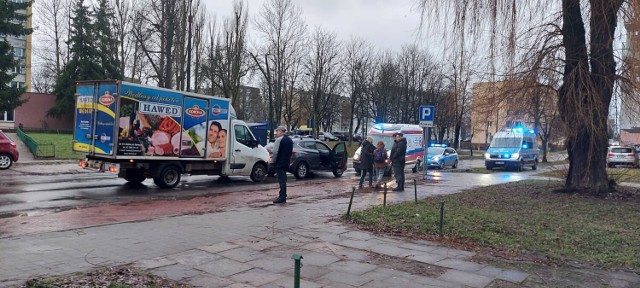 60-letni kierowca renaulta uderzył w tył hyundaia, który zatrzymał się przed przejściem dla pieszych na ulicy Pocieszki w Kielcach