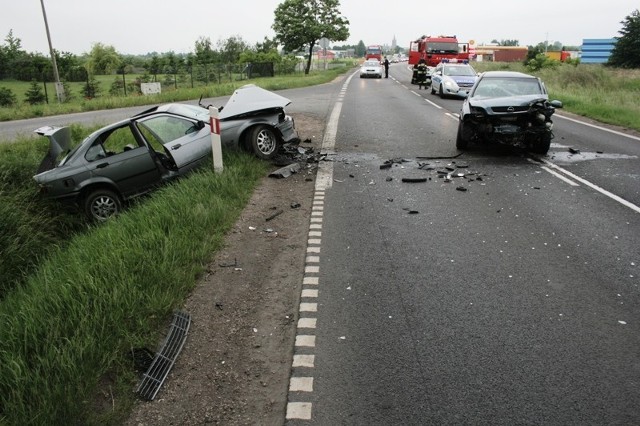  Wypadek w Inowrocławiu

Wczoraj (05.06.2013r.) na ul. Toruńskiej około godz. 16.30 kierujący samochodem marki opel astra 59- letni mężczyzna, na prostym odcinku drogi wykonywał manewr wyprzedzania. 



Wypadek w Inowrocławiu na Toruńskiej (FOTO)