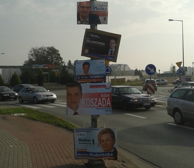 W Kaliszu plakaty wyborcze wiszą między innymi na ulicznych latarniach
