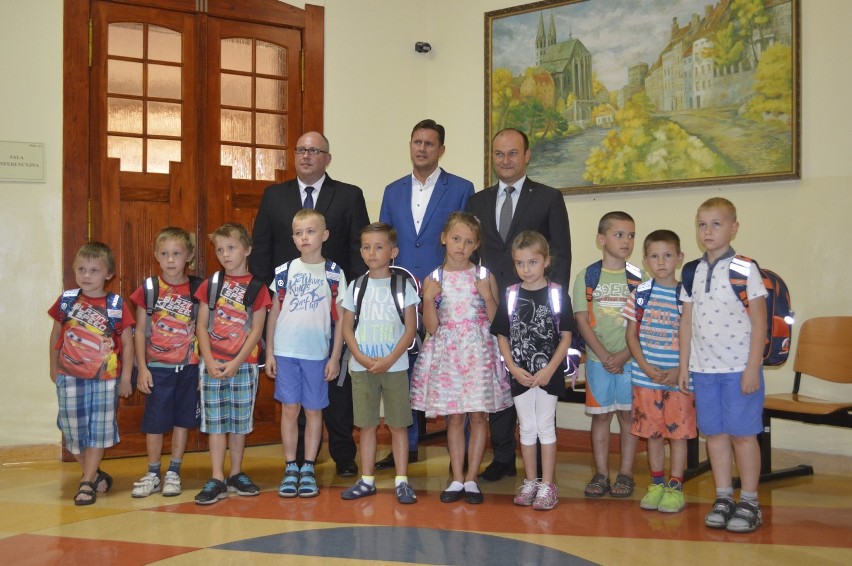 Dzieci otrzymały plecaki ze szkolną wyprawką od PGE i burmistrza Zgorzelca [GALERIA]