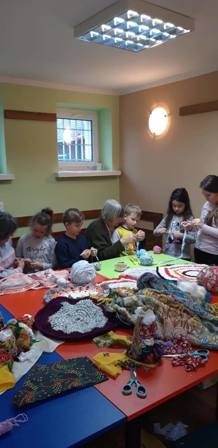 Dzieci, starsi i niepełnosprawni. Połączyły ich słowiańskie laleczki (zdjęcia)