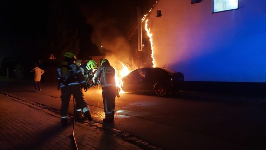 Pożar samochodu w Lewinie Brzeskim.
