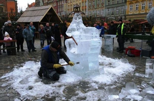 Wrocław: Wyrzeźbił lodową &quot;Królowę Śniegu&quot;
